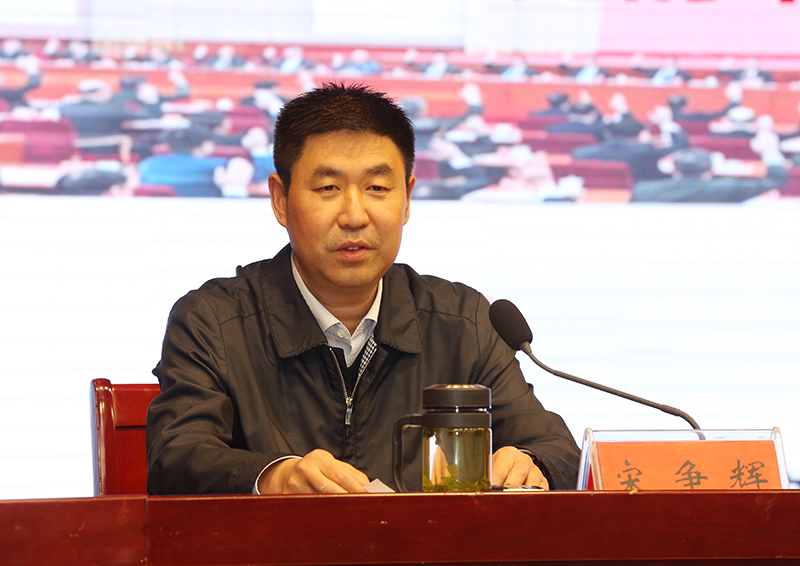 AT8V8805宋书记讲课3.JPG